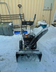 Motordriven snöröjning underlättar.