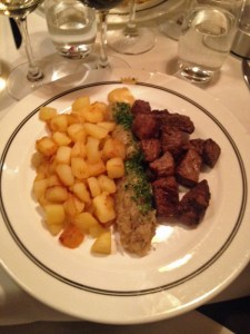 En klassiker, Biff Rydberg som serveras med rå äggula, pepparrot och Dijon senapsmuosse