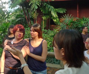 Berit och Cassandra tillsammans med svårbegriplig guide på Jim T.