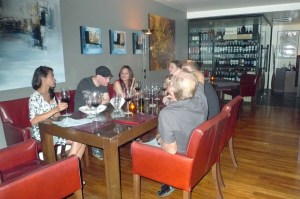 Familj och goda vänner på OPUS Wine Bar