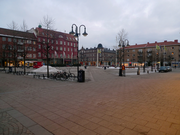 Folkliv på Stortorget i Hässleholm.