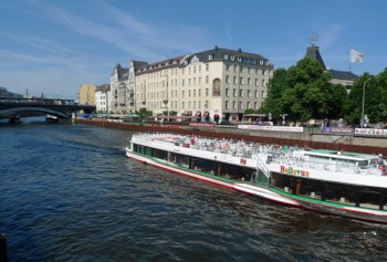 Uteserveringar vid floden Spree i höjd med Friedrichstrasse.