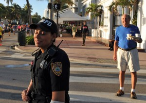 "She is the best looking officer in the hole Miami Police Department", sa en åskådare på Ocean Drive.