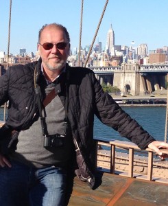 Jag själv på Brooklyn Bridge med Empire State Building i bakgrunden.