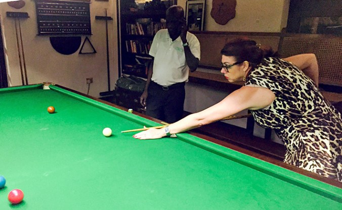 En koncentrerad Berit vid biljardbordet. Nestorn Francis övervakar och stöttar med goda råd. (Iphone 6, mörkt så kvalitén lämnar en del övrigt att önska)