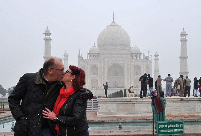 Var ska man pussas om inte vid Taj Mahal?