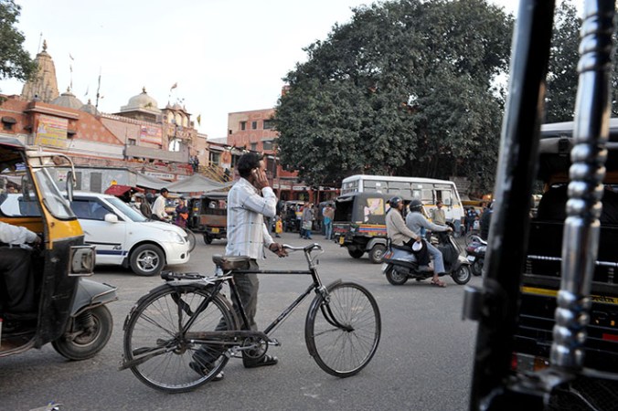 Alla finns överallt i rusningstrafiken - Jaipur. (Nikon D3)