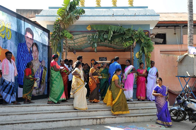 Bröllopsgäster utanför festen. OBS! den gigantiska skylten med brudparet.