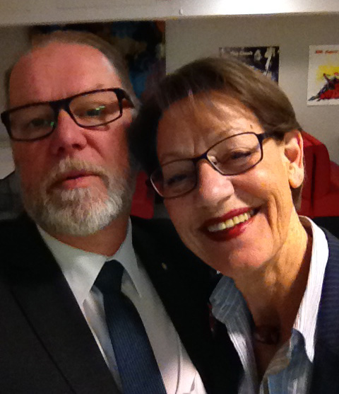 Gudrun Schyman verkar glad. Jag är mest orolig att inte komma med på bilden.