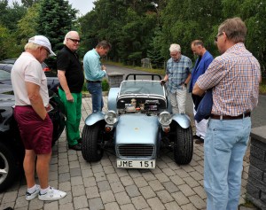 Lotus Super Seven inspekteras av dagens "petrol heads"