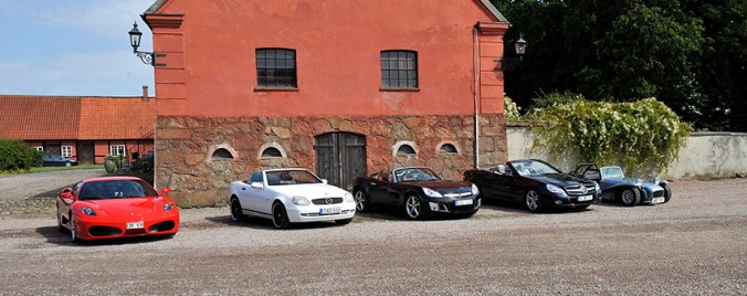 Vacker uppställning. Fr vänster Ferrari F430, Mercedes SLK230, Opel GT, Mercedes SL350, Lotus Super Seven. Brodda Stuteri.