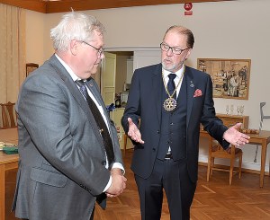 Karl-Joel Rundberg överlämnar presidentskapet i Rotary-klubben till undertecknad.