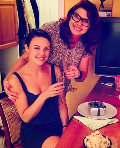 Vi skålar för Cassandra och hennes masterexamen.