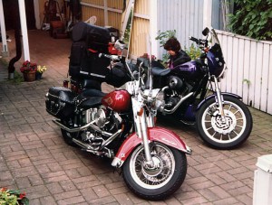 Motorcyklarna packas inför Europaäventyret.