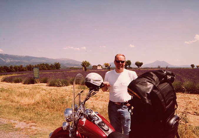 Någonstans i Provence med lavendelfält i bakgrunden.