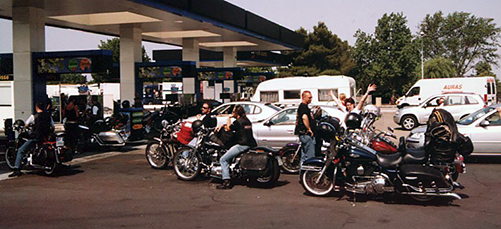 Pitstop på väg mot spanska gränsen. Berit är glad, kanske lättad efter intermezzot utanför Cannes?