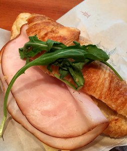 Ett par sorgsna ruccolablad sänker denna annars så fräscha croissant.