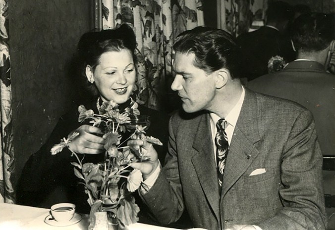 Mamma och pappa skålar på någon krog, kanske Teaterkällaren i Kalmar.