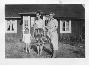 Min mormor (tv), en av mina mostrar, troligen Mariana och jag själv framför torpet i Örsjö.