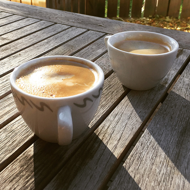 Sista koppen kaffe på köksaltanen för denna säsong.