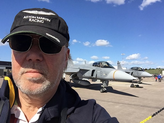 Jag önskar mig mer än två JAS:ar och en sportbil.